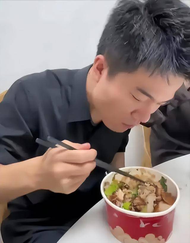 反差太大!官媒发文揭开32岁董宇辉“真面目”和你想得不一样(图6) 反差太大!官媒发文揭开32岁董宇辉“真面目”和你想得不一样(图6)