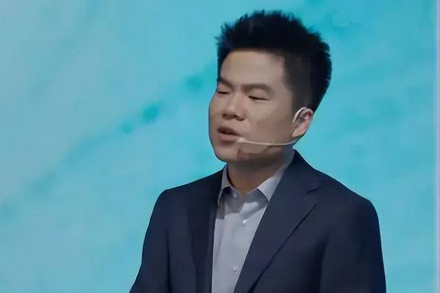 反差太大!官媒发文揭开32岁董宇辉“真面目”和你想得不一样(图11) 反差太大!官媒发文揭开32岁董宇辉“真面目”和你想得不一样(图11)