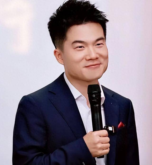 反差太大!官媒发文揭开32岁董宇辉“真面目”和你想得不一样(图15) 反差太大!官媒发文揭开32岁董宇辉“真面目”和你想得不一样(图15)